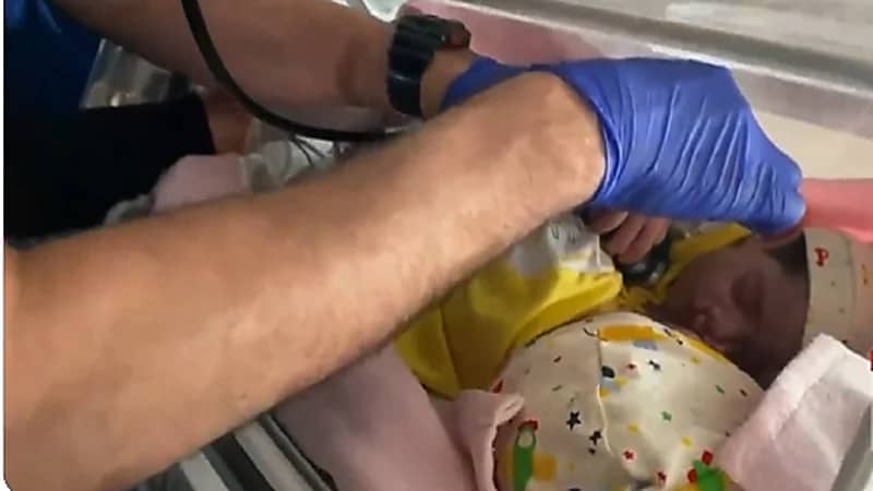 بالفيديو.. استعدادات لنقل التوأم السيامي مودة ورحمة من عدن إلى الرياض