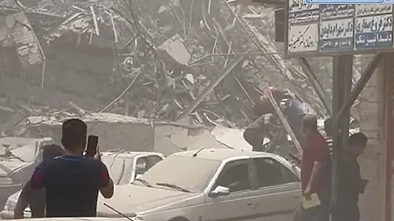 بالفيديو.. انهيار مبنى تجاري ضخم في إيران