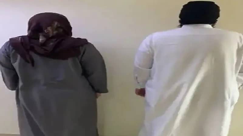 بالفيديو.. عقوبة مشددة تنتظر المعتدين على موظف بمركز تجاري بالرياض