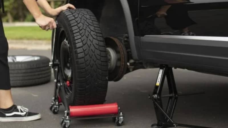 خطوات تغيير إطارات السيارة على الطريق