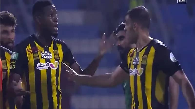 شاهد.. اشتباك بين لاعبي الإتحاد حمدالله وعمر هوساوي أثناء المباراة