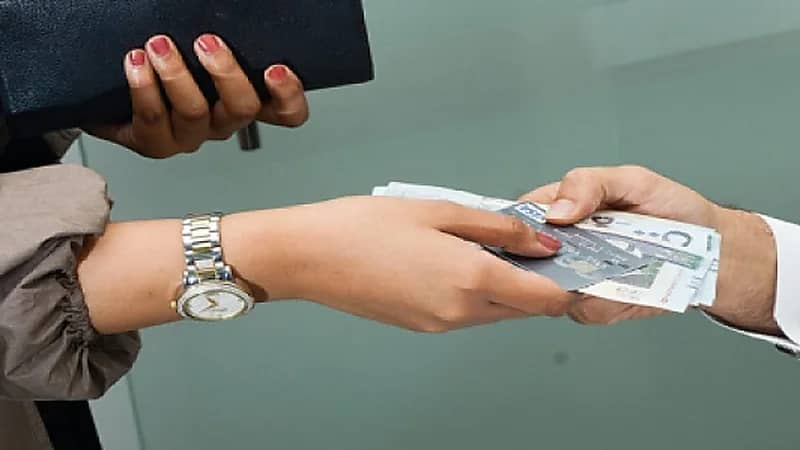 رجل يلجأ للمحاكم ليطالب زوجته بإلانفاق عليه