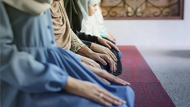 بالفيديو.. حكم سلام الحائض على محارمها والأكل معهم