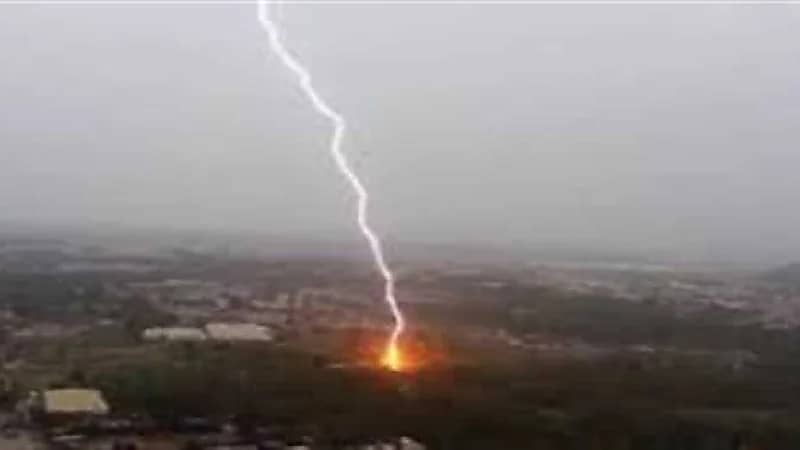 شاهد.. حريق بمخزن للذخائر في السودان بسبب صاعقة رعدية