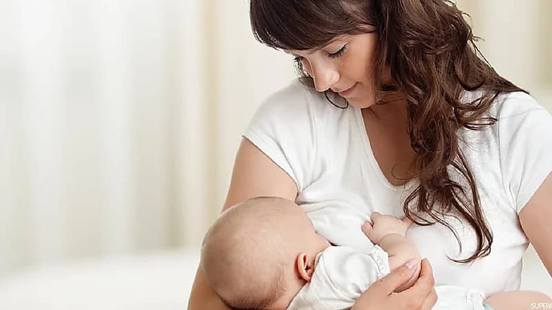 محامية مصرية : الزوجة غير ملزمة بإرضاع أولادها