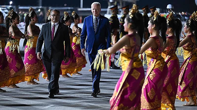 القبض على امرأة حاولت إعاقة موكب الرئيس الأمريكي في بالي