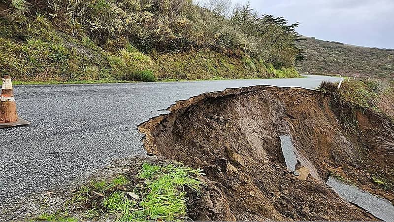 بالفيديو.. لحظة انشقاق طريق جراء الأمطار في كاليفورنيا