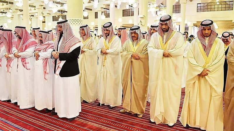 أمير الرياض يؤدي صلاة الميت على الأمير طلال بن عبدالعزيز بن بندر بن عبدالعزيز وماجد بن مطر العتيبي