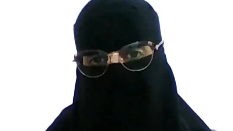 زوج يحول كامل راتبه لزوجته المبتعثة من أجل إكمال دراستها .. فيديو