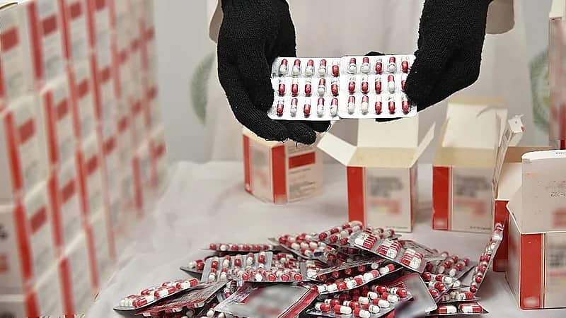 الإطاحة بمواطن لترويجه 42,750 قرصًا خاضعًا للتداول الطبي