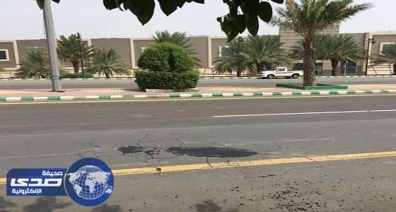 بالصور.. بلدية محايل ترقع حفرا بأحد الطرق بعد حملة على التواصل الاجتماعي