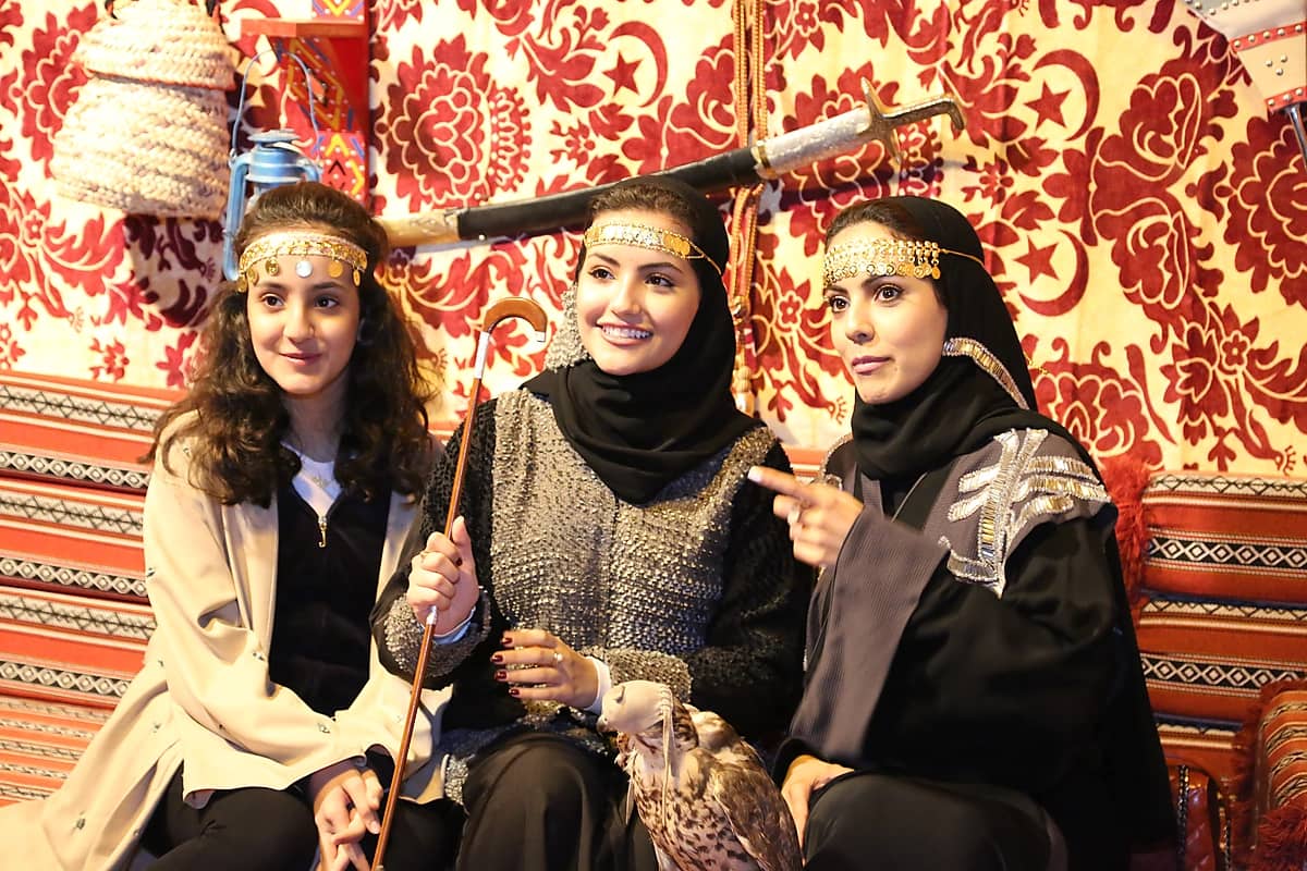 بالفيديو والصور.. تفاعل وإعجاب من زوار الجنادرية بعروض الباحة والقرية الشعبية «صور حصرية»