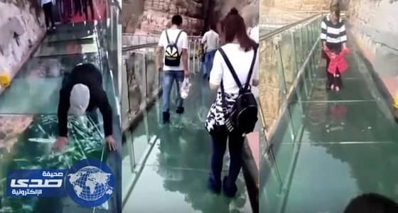 بالفيديو.. جسر زجاجي يتصدع أثناء عبور السياح عليه