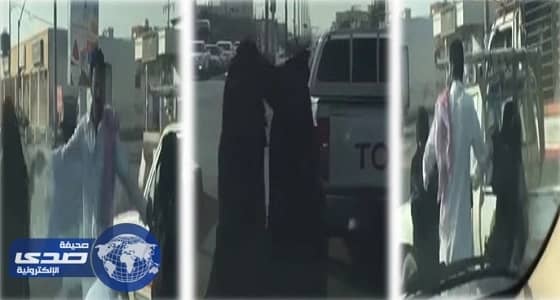 بالفيديو.. مضاربة بين متسولتين على قارعة الطريق العام