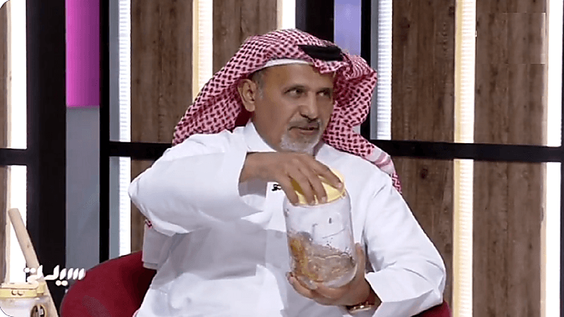 مختص يجري تجربة على الهواء مباشرة بالتعرض للسع النحل(فيديو)