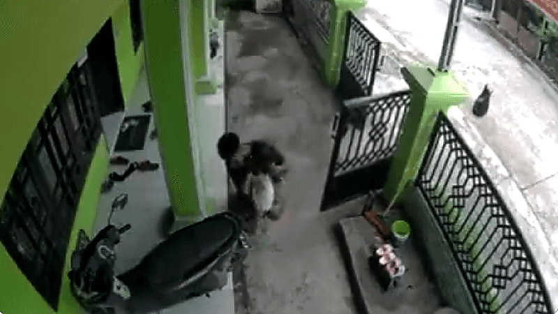 شاهد.. "أم" تنفذ طفلتها من متحرش