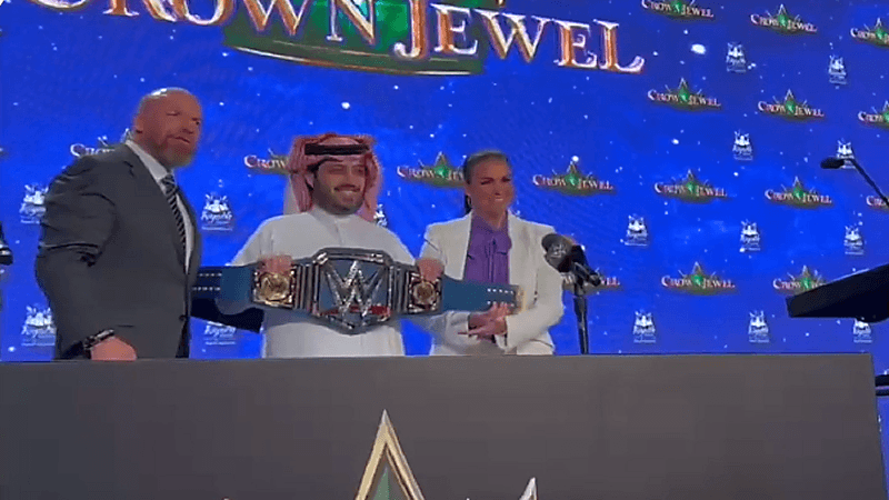 بالفيديو.. "آل الشيخ" يمازح الجمهور بعد إهدائه حزام WWE