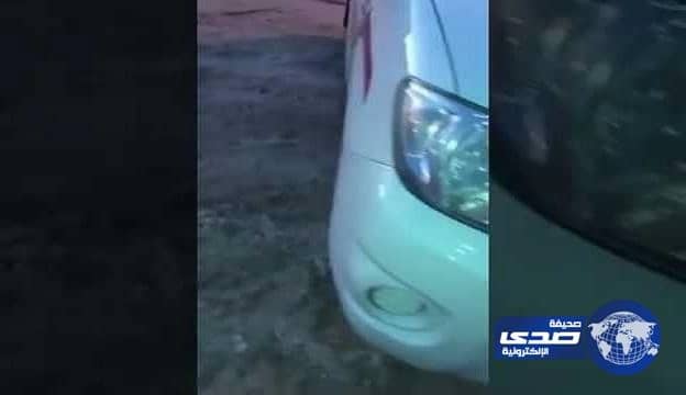 بالفيديو .. مواطن يتفاجأ بسرقة اطارات سيارته من أمام منزله .. و يوجه رسالة للسارقين