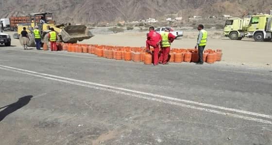 بالصور.. الدفاع المدني يباشر انقلاب شاحنة أسطوانات غاز بعسير