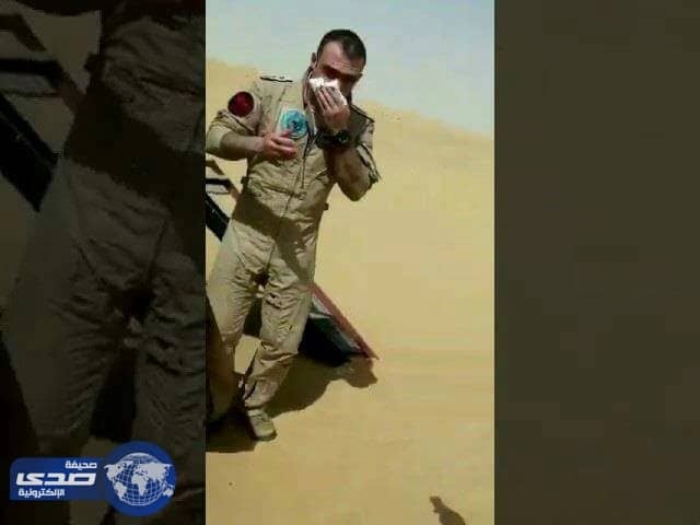 بالفيديو .. عمال يقدمون المساعدة للطيار الأردني لحظة سقوط طائرته بنجران
