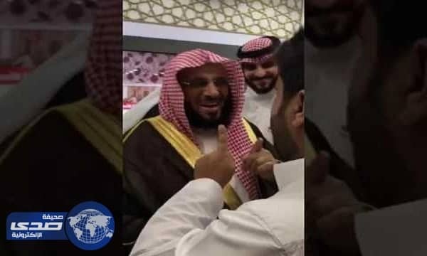 بالفيديو...شاب يستوقف عائض القرني ويصر على دعوته لمنزله ..والأخير يمازحه