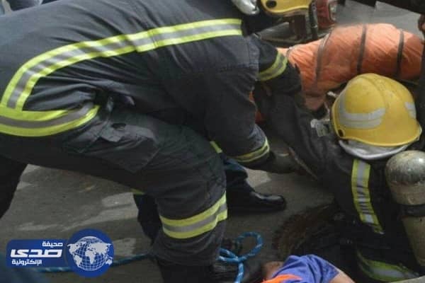 بالصور.. وفاة عامل اختناقاً و انقاذ آخر سقط في خزان صرف صحي بجدة