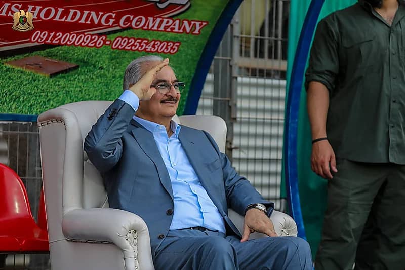 بالصور.. "حفتر" يحضر مباراة كرة قدم في بنغازي رغم توتر الأوضاع في ليبيا