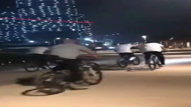 السيسي يتجول بدراجة هوائية وسط حرسه الخاص على كورنيش العلمين الجديدة "فيديو"