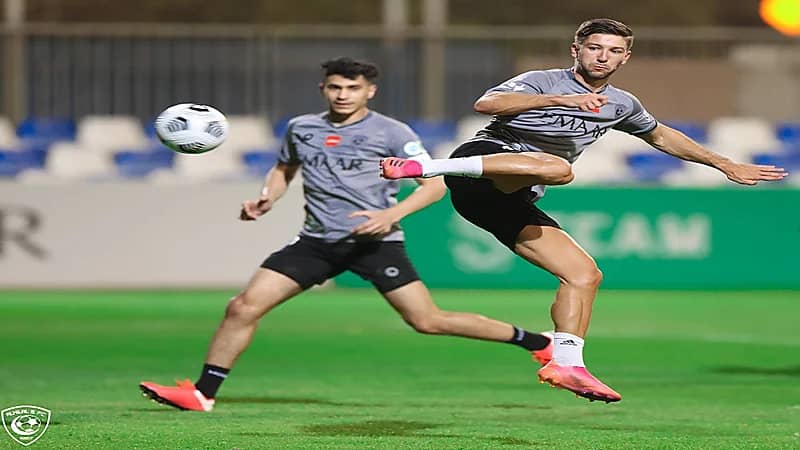 الهلال يجري تدريباته على فترتين استعدادا لمنافسات الموسم "صور"