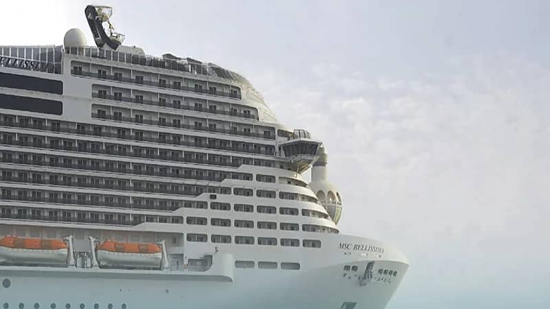 وصول أول سفينة كروز إلى ميناء جدة "صور" 