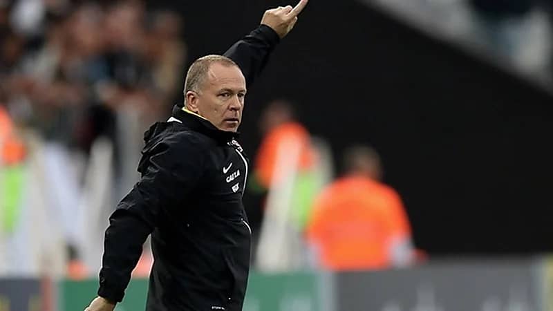 "مينيز" يتوعد لاعبي النصر بعقوبات