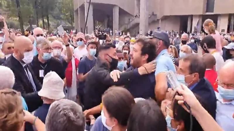 شاب يصرخ في وجه ماكرون ويصفه بالملحد "فيديو"