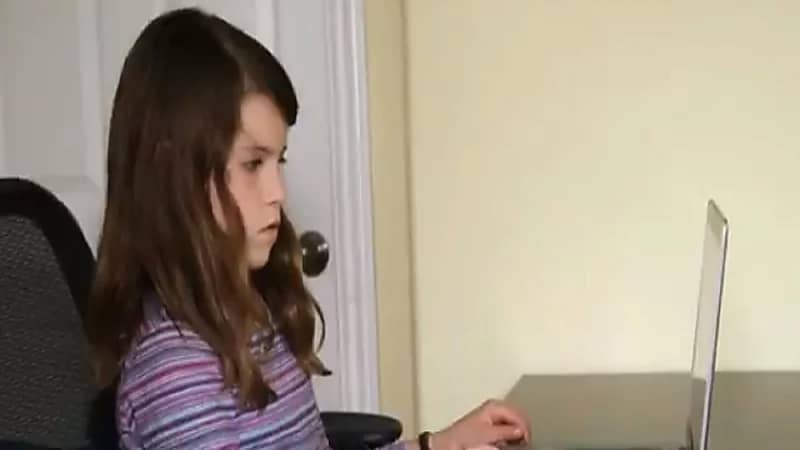 بالفيديو.. إغواء أطفال بمقاطع إباحية لإقامة علاقات جنسية معهم على الإنترنت