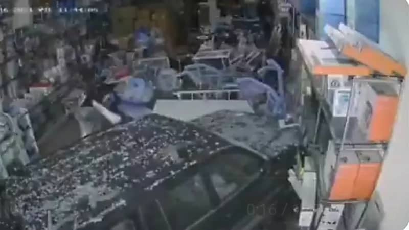 امرأة تقتحم محل أدوات طبية بالسيارة أثناء تعليمها القيادة في الرياض "فيديو"