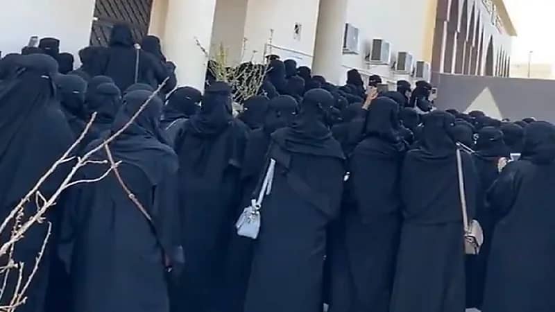 إقبال كبير من الطلاب والطالبات على جامعة الطائف لتلقي اللقاح