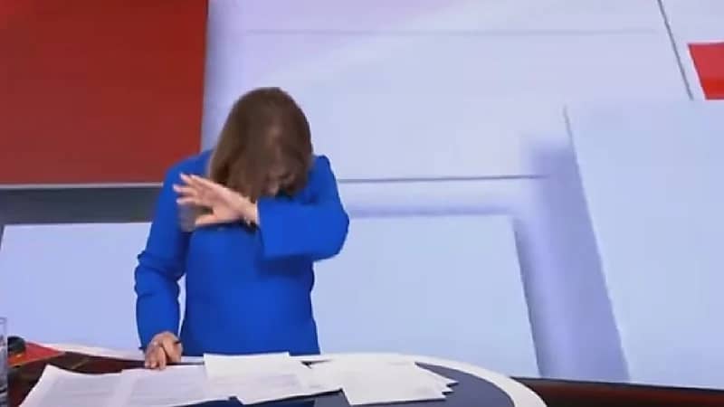 شاهد.. ضحك هيستيري لمذيعة أخبار بسبب "جو بايدن"