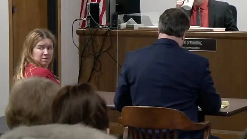 أم تقتل طفلها وتحاول إغراق الآخر لحمايتهما من الإيذاء الأوكراني