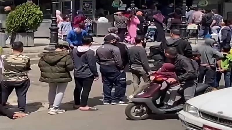 شاهد .. طوابير طويلة على رغيف الخبز في لبنان