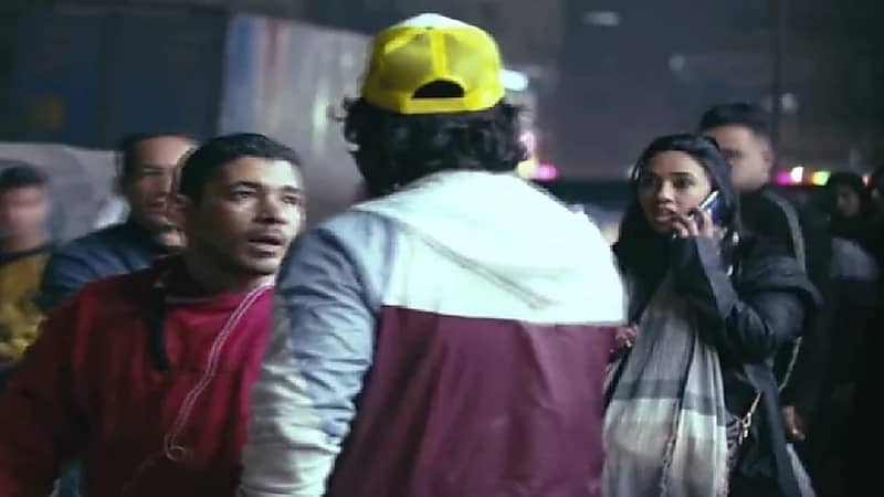 شاهد.. ردة فعل عدد من الأشخاص تجاه متحرش يعاكس فتاة