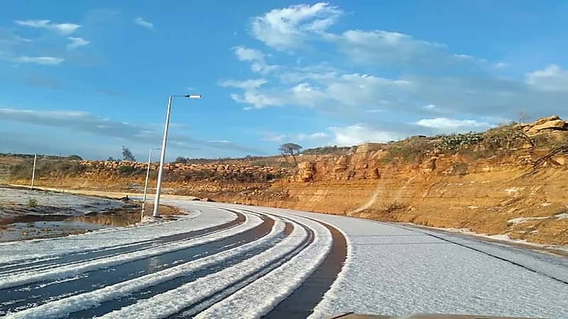 شاهد.. الثلوج تكسو مرتفعات جبال الريث بجازان