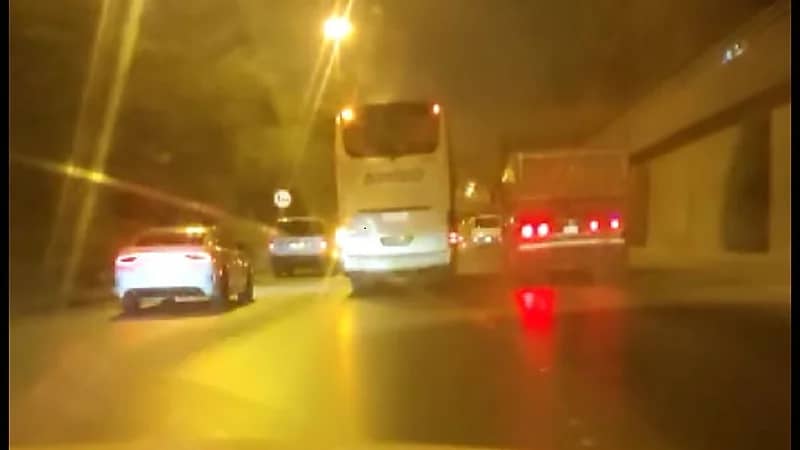 شاهد.. سائق يقود بسرعة متهورة على طريق الملك فهد بالرياض