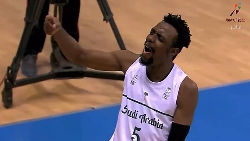 شاهد.. رمية استعراضية لنجم الأخضر ضد قطر تثير احتفالاً واسعاً