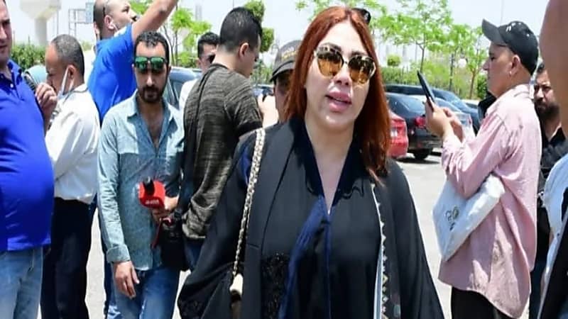 شاهد.. بكاء غادة إبراهيم في جنازة سمير صبري بعد مشادة مع إلهام شاهين 
