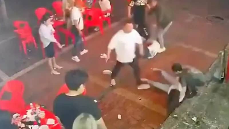 شاهد.. مجموعة من الرجال يعتدون على امرأة بوحشية