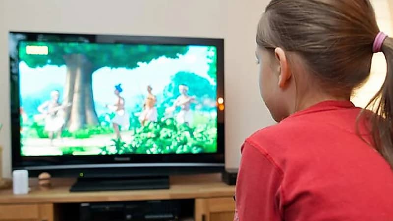 بالفيديو .. استشاري: 49 ٪ من حالات تأخر النطق للأطفال بسبب  التلفاز