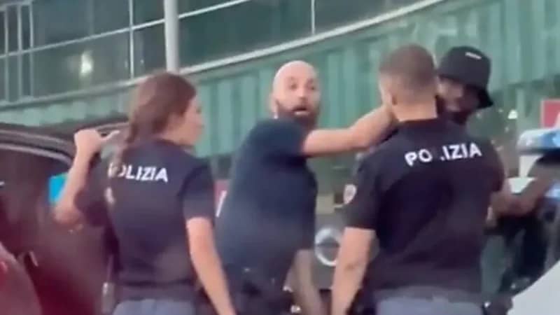 شاهد.. لحظة القبض على نجم تشيلسي وميلان بالخطأ