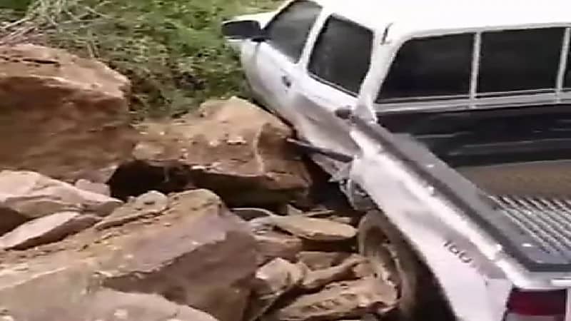 شاهد .. مواطن ينجو من موت محقق قبل دقائق من انهيار صخري