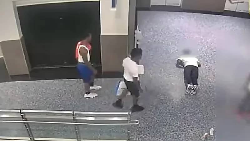 شاهد .. "ضربة قاضية" لشخص في مركز تسوق تفقده الوعي في الحال