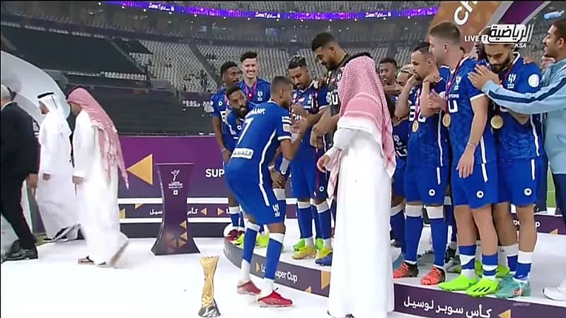 شاهد.. سلمان الفرج  يرفض رفع كأس البطولة بتواجد  عبدالله المعيوف