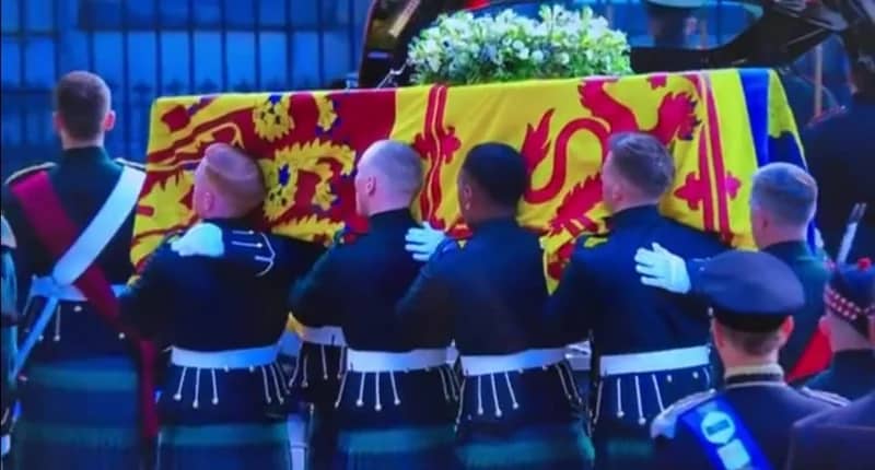 شاهد.. وصول نعش الملكة إليزابيث الثانية إلى كاتدرائية سانت جيل في إدنبرة